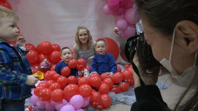 Зачіски та макіяж робили мамам та дітям, пацієнтам онкодиспансеру Зачіски та макіяж робили мамам та дітям, пацієнтам онкодиспансеру
