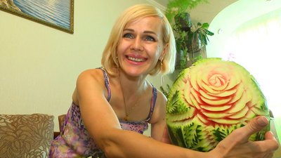 Апетитне мистецтво: як хмельницька майстриня працює в техніці карвінг