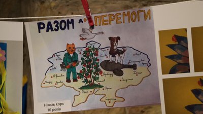Воїни, прапори та пес Патрон: в Одесі відкрилась виставка дитячих малюнків Воїни, прапори та пес Патрон: в Одесі відкрилась виставка дитячих малюнків