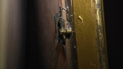 Житомирянка подарувала обласному краєзнавчому музею старовинне дзеркало Житомирянка подарувала обласному краєзнавчому музею старовинне дзеркало
