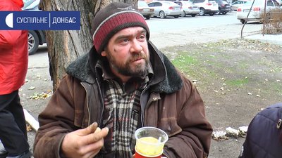 "Це місце — найкраще": на Донеччині безкоштовно годують нужденних гарячою їжею "Це місце — найкраще": на Донеччині безкоштовно годують нужденних гарячою їжею