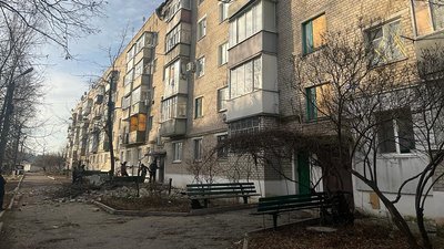 У новорічну ніч РФ обстріляла Куп’янськ-Вузловий з РСЗВ: росіяни влучили у багатоповерхівку 0 У новорічну ніч РФ обстріляла Куп’янськ-Вузловий з РСЗВ: росіяни влучили у багатоповерхівку 0