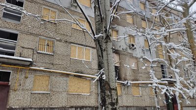 Попри негоду: у Миколаєві усувають пошкодження внаслідок атаки по місту Попри негоду: у Миколаєві усувають пошкодження внаслідок атаки по місту