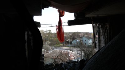 Заклеюють вікна та розбирають завали у зруйнованому гуртожитку в Чернігові Заклеюють вікна та розбирають завали у зруйнованому гуртожитку в Чернігові