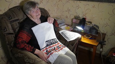 "Коли вишиваю – душа співає". 76-річна жителька селища на Дніпропетровзині вишиває сорочки та рушники "Коли вишиваю – душа співає". 76-річна жителька селища на Дніпропетровзині вишиває сорочки та рушники