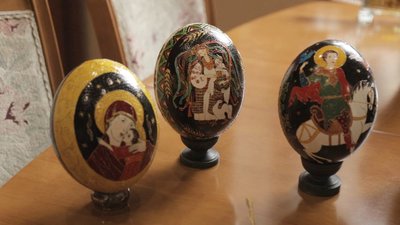Запорізька художниця створює писанки зі страусиних яєць Запорізька художниця створює писанки зі страусиних яєць