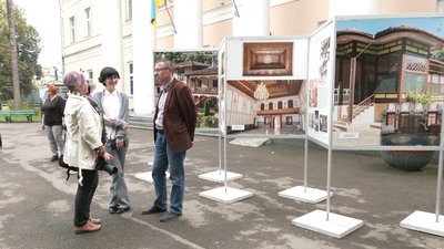 У Рівному на вулиці відкрили виставку про Крим: показують світлини з приватних колекцій