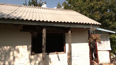 Дах будинку Олени Шевчук підпертий дерев'яними стовпами. Меджибізька громада, 21 серпня 2023. Дах будинку Олени Шевчук підпертий дерев'яними стовпами. Меджибізька громада, 21 серпня 2023.