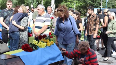 На Кіровоградщині попрощалися з захисниками Сергієм Поліщуком і Денисом Пильненьким На Кіровоградщині попрощалися з захисниками Сергієм Поліщуком і Денисом Пильненьким