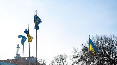 Прапори перед будівлею Львівської ОВА Прапори перед будівлею Львівської ОВА