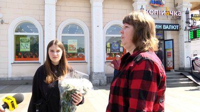 Штучні чи живі квіти на кладовище: що кажуть житомиряни та екологи Штучні чи живі квіти на кладовище: що кажуть житомиряни та екологи