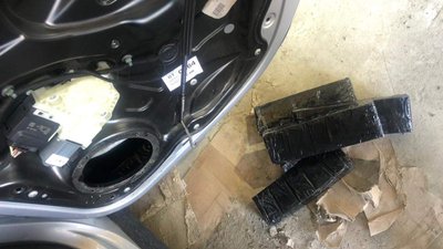 На Закарпатті виявили майже тисячу пачок сигарет, які українець намагався вивезти до ЄС