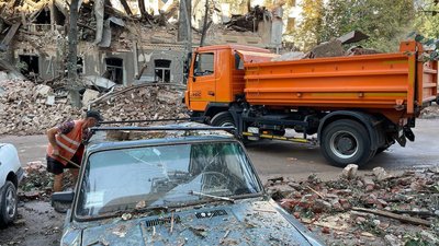 Наслідки удару РФ поблизу будівлі Харківської ОДА 28 серпня: фоторепортаж