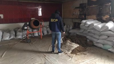 У Житомирі організованій групі повідомили про підозру – продавали тютюн сумнівної якості