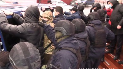 Рейдерське захоплення магазину: на Вінниччині поліція затримала девʼятьох осіб Рейдерське захоплення магазину: на Вінниччині поліція затримала девʼятьох осіб