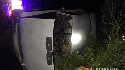 Злетіли у кювет та перекинулися: на Хмельниччині у ДТП травмувалося двоє людей