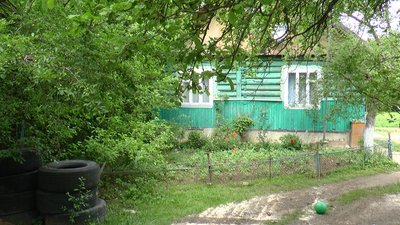 На Франківщині сім'я 10 років живе над проваллям