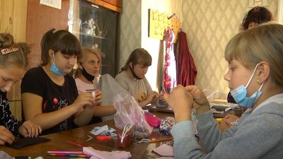 На Луганщині школярі шиють захисні маски для однолітків із малозабезпечених сімей