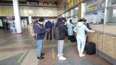 Рейси поїздів та автобусів у Луцьку не скасовували Рейси поїздів та автобусів у Луцьку не скасовували