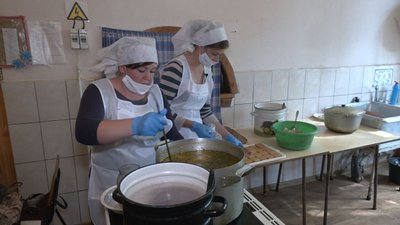 Жінки готують обід для песіонерів Жінки готують обід для песіонерів
