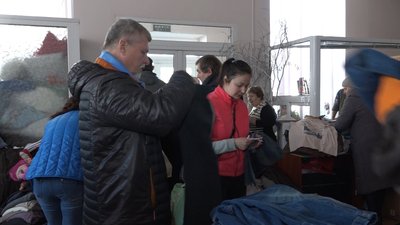 У Житомирі кілька тисяч людей отримали допомогу у гуманітарному штабі при міському палаці культури У Житомирі кілька тисяч людей отримали допомогу у гуманітарному штабі при міському палаці культури