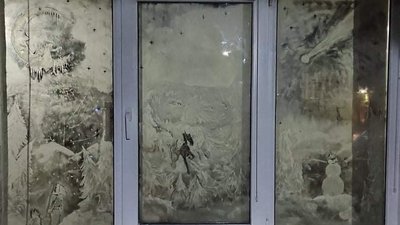 Зубною пастою на вікнах. Франківець Анатолій Євстигнєєв створює новорічні картини Зубною пастою на вікнах. Франківець Анатолій Євстигнєєв створює новорічні картини