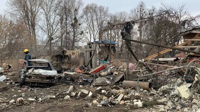 У Бортничах уламки збитої ракети потрапили на житлові будинки У Бортничах уламки збитої ракети потрапили на житлові будинки