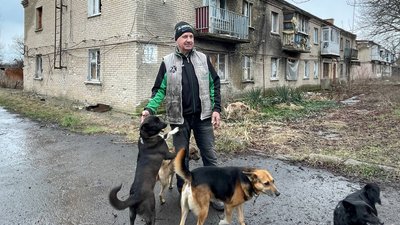 Чоловік в зоні війни собаки, допомога, Донеччина