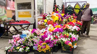 штучні квіти на ринку