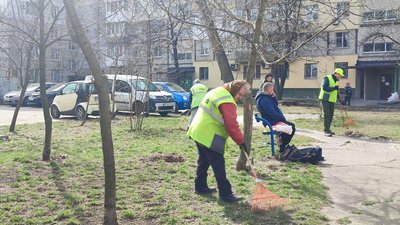Весняне прибирання: більш ніж тисяча двірників приводять до ладу дніпровські двори