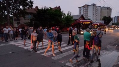 Вимагають увімкнути електрику. У Франківську мешканці будинку перекрили дорогу Вимагають увімкнути електрику. У Франківську мешканці будинку перекрили дорогу
