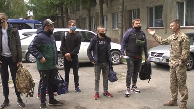 Цьогоріч було зменшено кількість строковиків, яких призвуть на службу восени. Фото: Суспільне Поділля Цьогоріч було зменшено кількість строковиків, яких призвуть на службу восени. Фото: Суспільне Поділля
