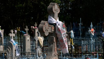 Рушники, фартушки, або хустки: як на Рівненському Поліссі бережуть традицію вбирання могильних хрестів Рушники, фартушки, або хустки: як на Рівненському Поліссі бережуть традицію вбирання могильних хрестів