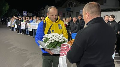 На Волині зустріли звільненого з полону військовослужбовця Василя Кулачука На Волині зустріли звільненого з полону військовослужбовця Василя Кулачука