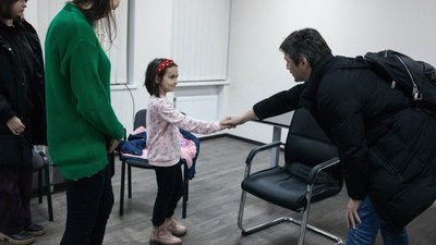 Семирічна житомирянка обрізала та продала своє волосся: гроші передала Сергію Притулі для ЗСУ