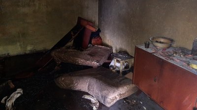 Наслідки пожежі у будинку на вулиці Артилерійській в Ужгороді Наслідки пожежі у будинку на вулиці Артилерійській в Ужгороді
