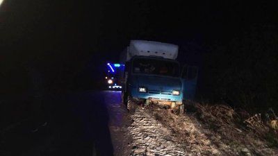 Під час негоди запорізькі бійці ДСНС витягли 9 автівок зі снігових заметів