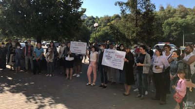 Канівчани мітингують проти введення "червоної" зони Канівчани мітингують проти введення "червоної" зони