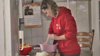 "Кухня для потребуючих": в Луцьку благодійники роздають безплатні гарячі обіди "Кухня для потребуючих": в Луцьку благодійники роздають безплатні гарячі обіди