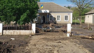 У селі на Одещині злива затопила будинки та вулиці. На місці працюють військові та рятувальники У селі на Одещині злива затопила будинки та вулиці. На місці працюють військові та рятувальники