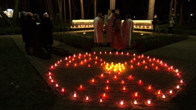 Опівночі у центрі Славутича вшанували пам'ять загиблих на ЧАЕС Опівночі у центрі Славутича вшанували пам'ять загиблих на ЧАЕС