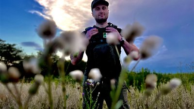 "Не зупинюсь та працюватиму задля перемоги, а після неї – лікуватиму людей". Історія медика-гвардійця з Херсонщини "Не зупинюсь та працюватиму задля перемоги, а після неї – лікуватиму людей". Історія медика-гвардійця з Херсонщини