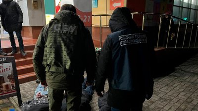 Вимагали гроші у переселенця: у Сумах затримали трьох чоловіків Вимагали гроші у переселенця: у Сумах затримали трьох чоловіків