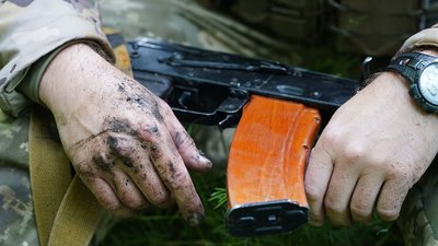 руки українського бійця