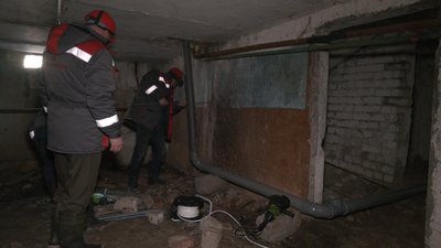Чотири дні без каналізації: комунальники у Харкові ремонтують вкрадену трубу Чотири дні без каналізації: комунальники у Харкові ремонтують вкрадену трубу