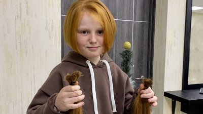 У Прилуках 9-річна дівчинка відрізала пів метра рудого волосся, щоб купити тактичну каску для військових