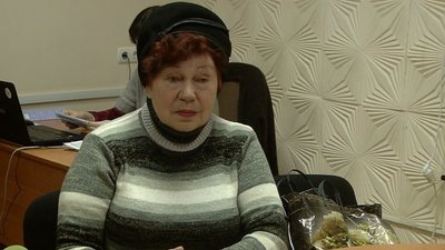 У Запоріжжі пенсіонери навчаються користуватися смартфонами У Запоріжжі пенсіонери навчаються користуватися смартфонами