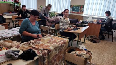 Печуть хліб, збирають їжу та ліки. У школах Самарського району Дніпра діють пункти допомоги армії