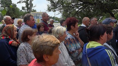 Люди прийшли оформлювати грошову допомогу