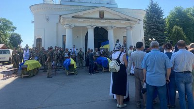 У Полтаві попрощалися із сімома військовими, які загинули на Харківщині та Донеччині У Полтаві попрощалися із сімома військовими, які загинули на Харківщині та Донеччині